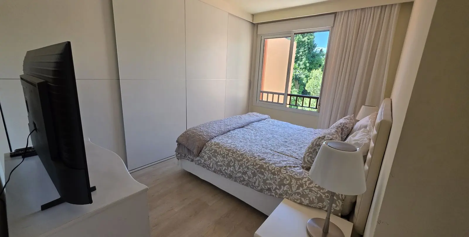 Sale of middle floor apartment in The Golden Mile 12