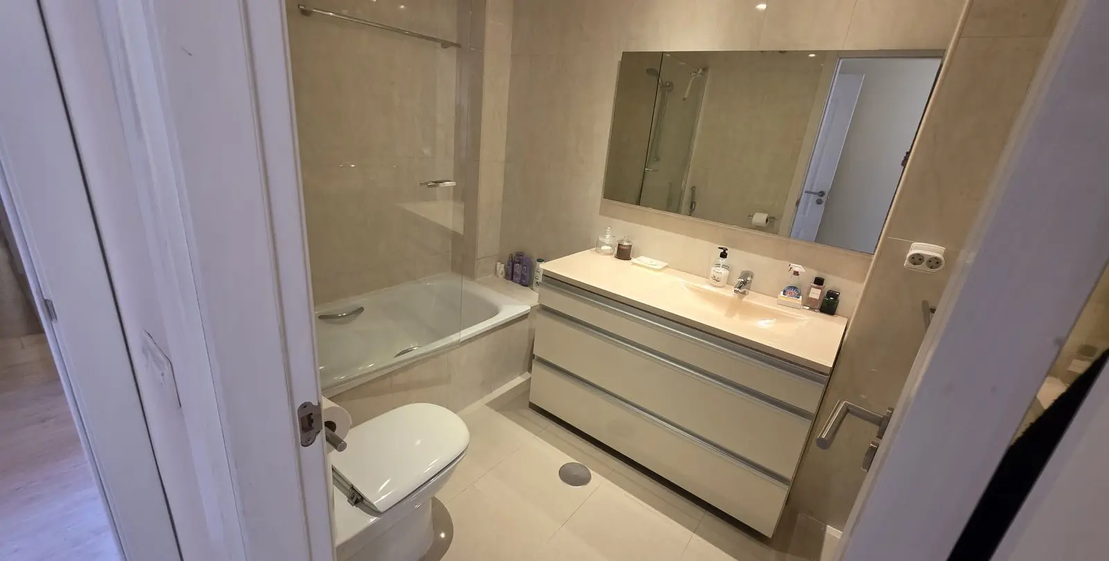 Sale of middle floor apartment in The Golden Mile 13