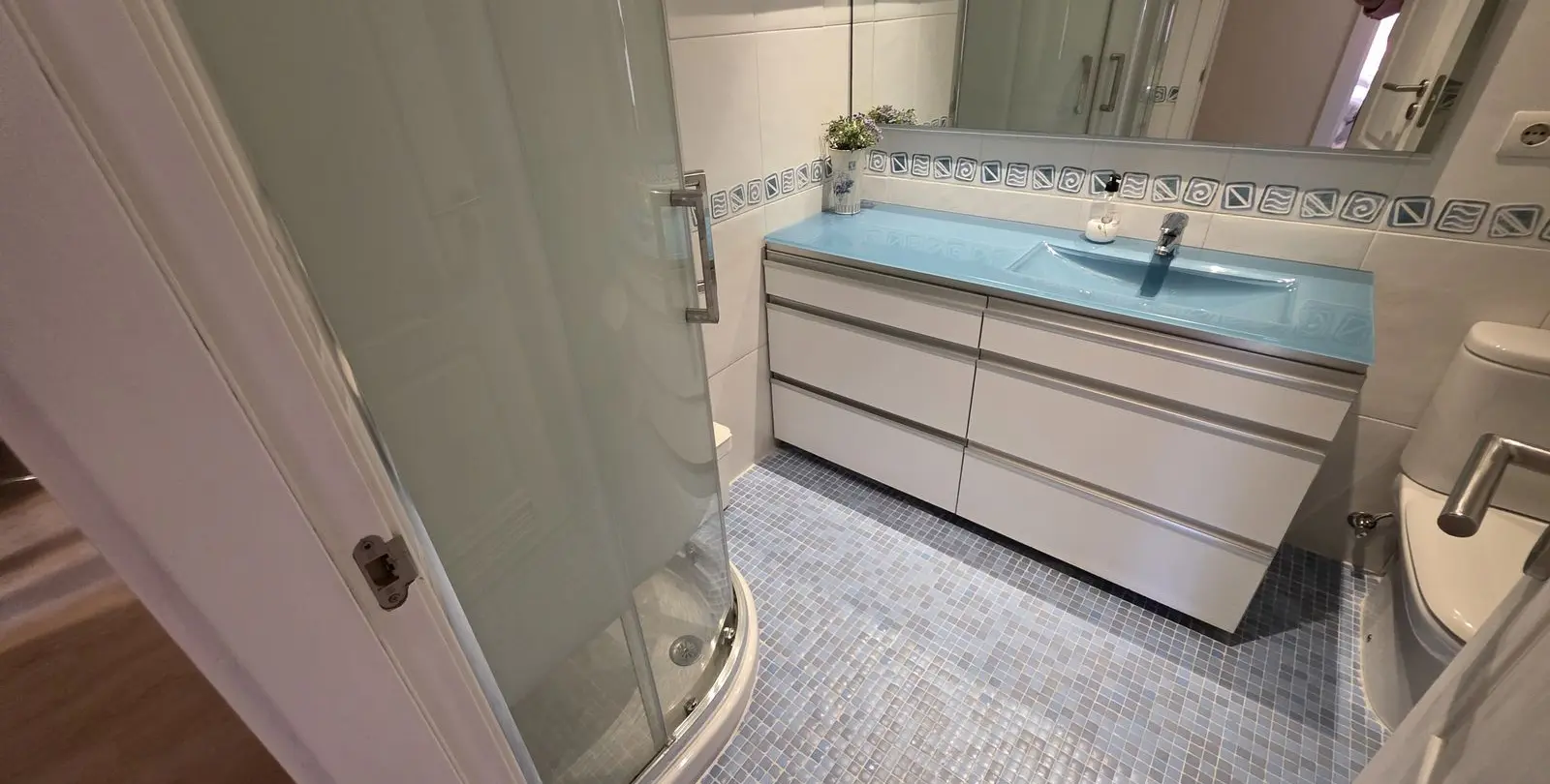 Sale of middle floor apartment in The Golden Mile 14