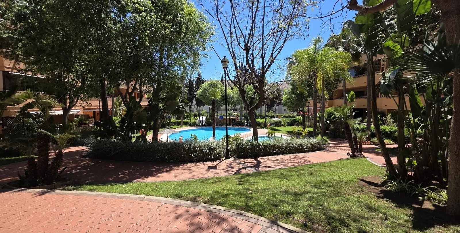 Sale of middle floor apartment in The Golden Mile 15