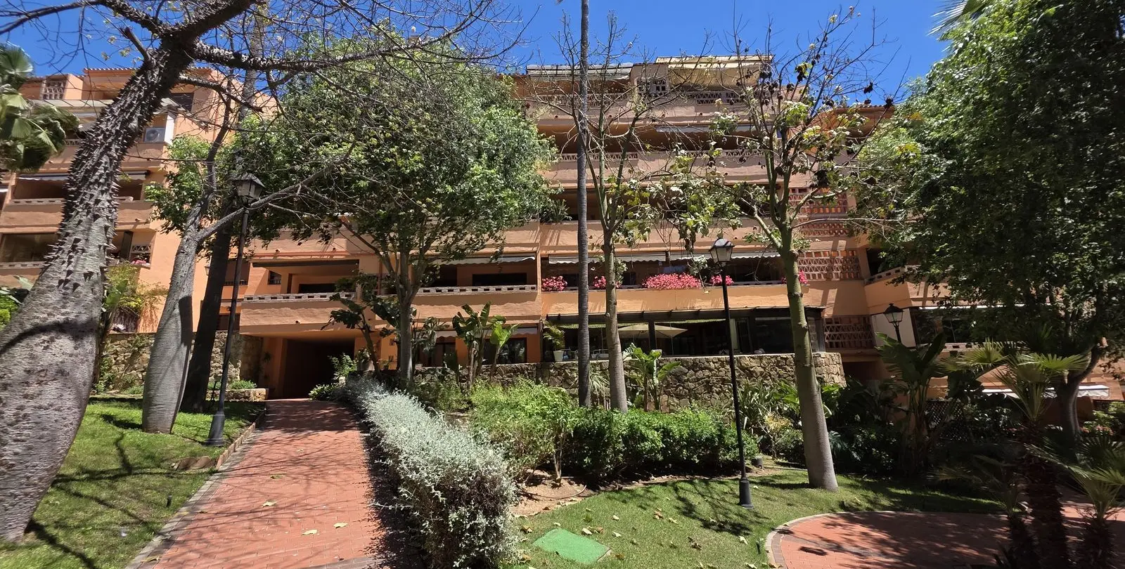 Sale of middle floor apartment in The Golden Mile 16