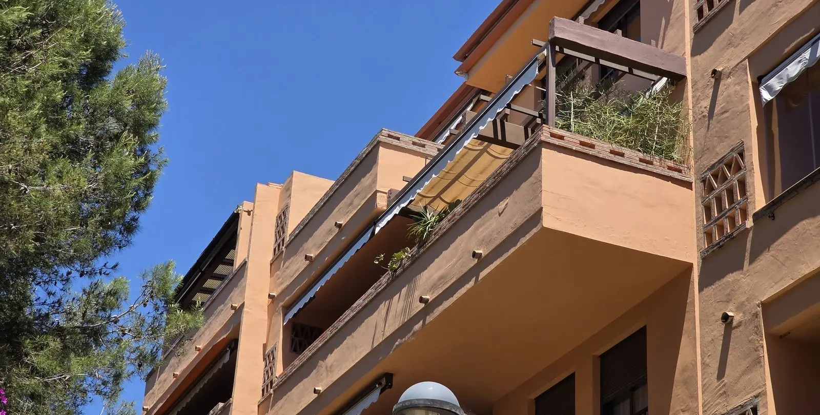 Sale of middle floor apartment in The Golden Mile 17