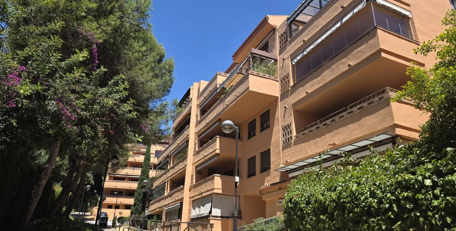 Sale of middle floor apartment in The Golden Mile 18