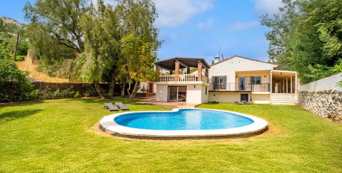 Sale of detached villa in El Rosario 10