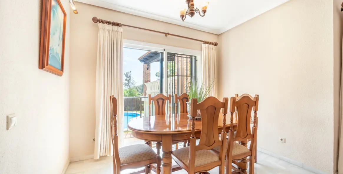 Sale of detached villa in El Rosario 42
