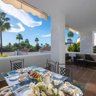 Venta de apartamento en planta media en Bahía de Marbella