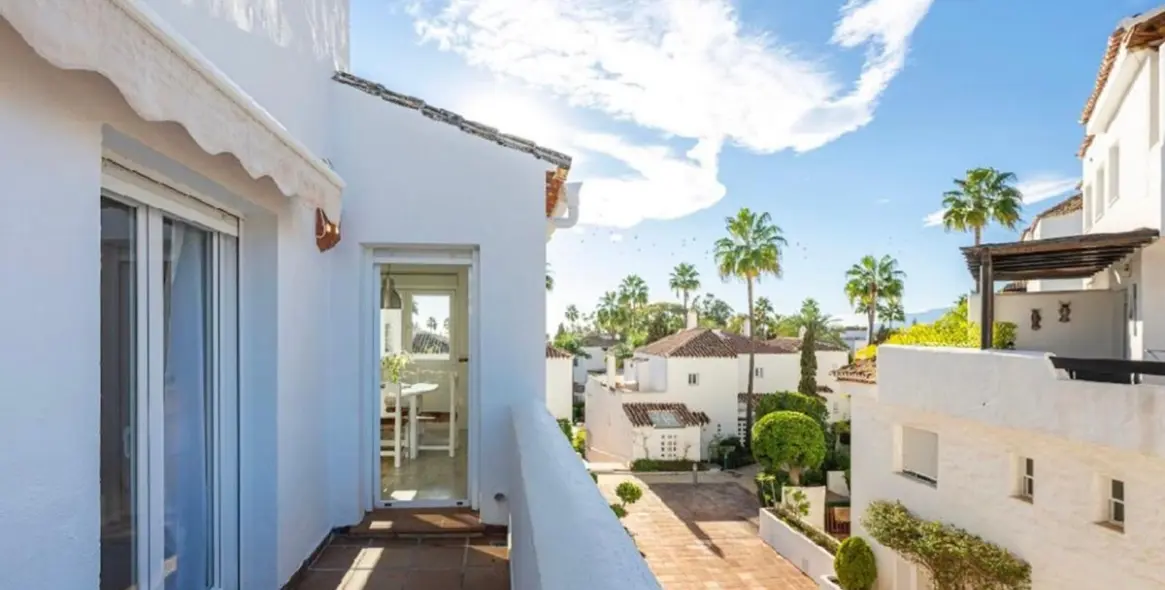 Venta de apartamento en planta media en Bahía de Marbella 4