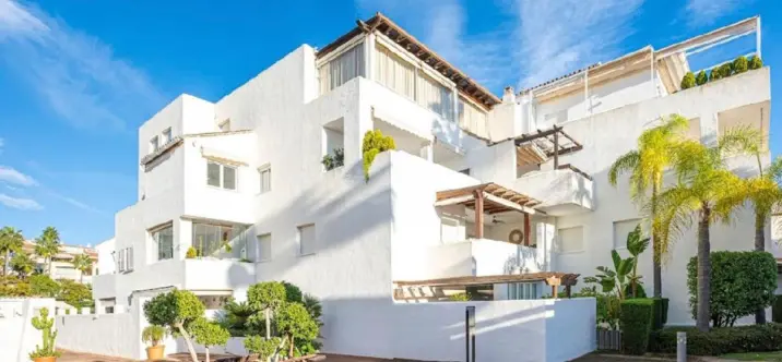 Venta de apartamento en planta media en Bahía de Marbella 4