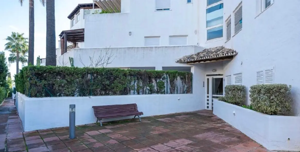 Venta de apartamento en planta media en Bahía de Marbella 6
