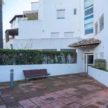 Venta de apartamento en planta media en Bahía de Marbella