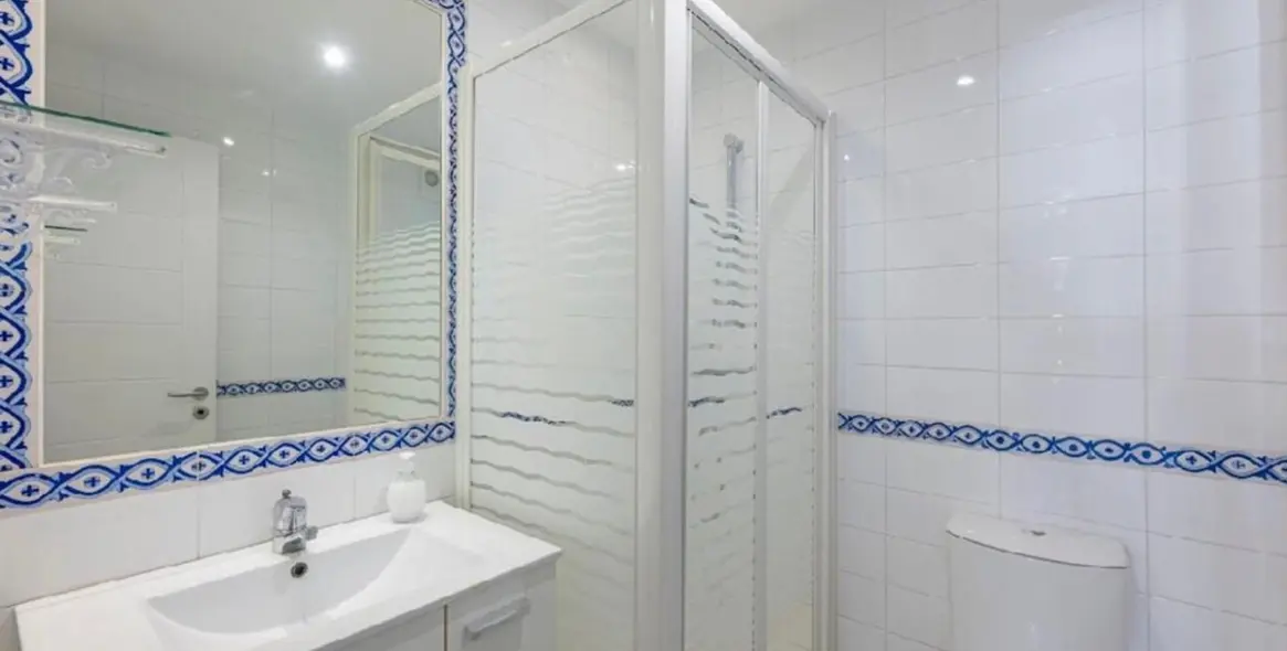 Venta de apartamento en planta media en Bahía de Marbella 12