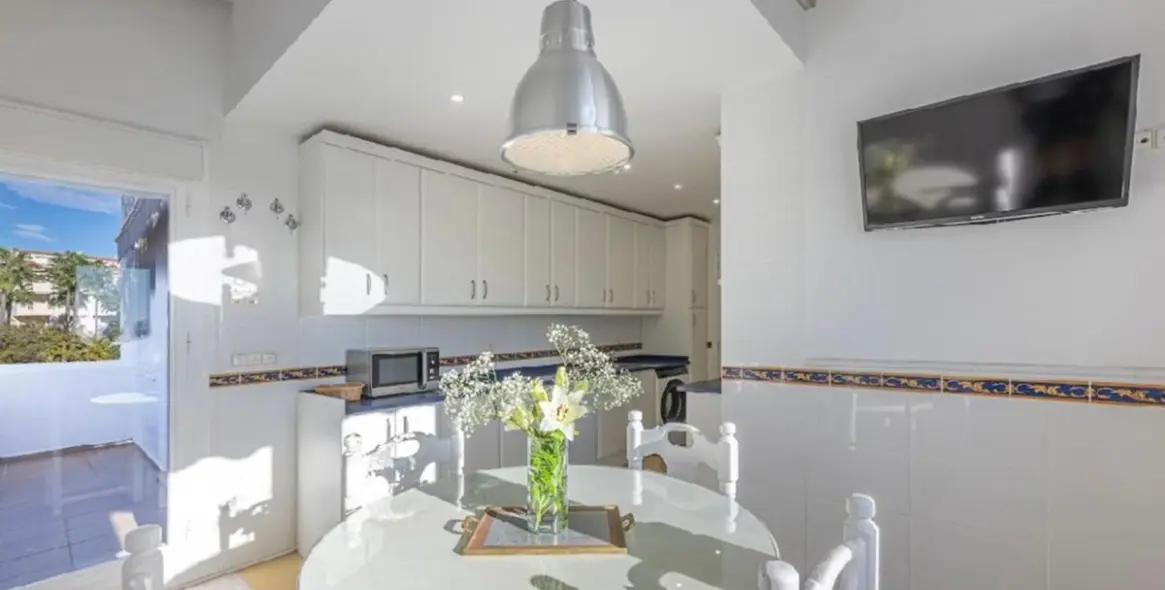 Venta de apartamento en planta media en Bahía de Marbella 17