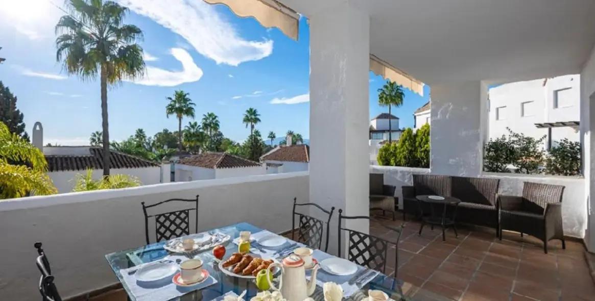 Venta de apartamento en planta media en Bahía de Marbella 23