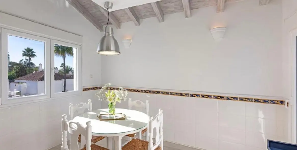 Venta de apartamento en planta media en Bahía de Marbella 24