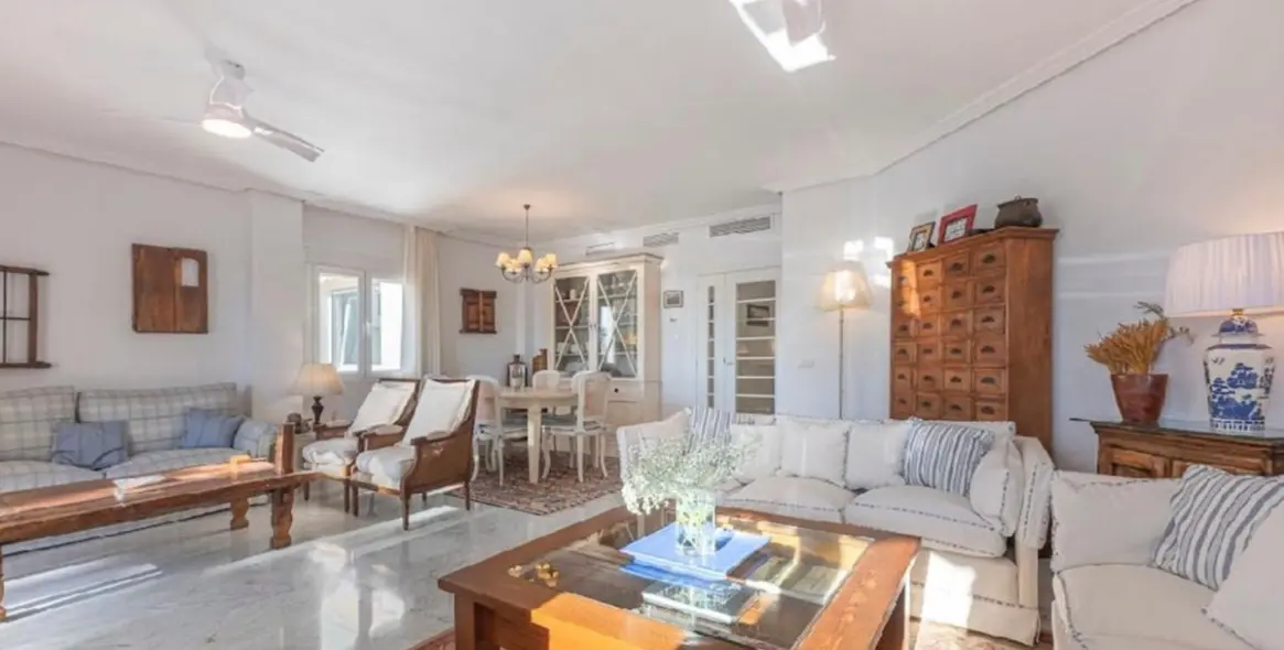 Venta de apartamento en planta media en Bahía de Marbella 26
