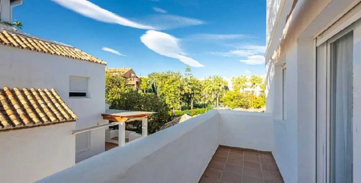 Venta de apartamento en planta media en Bahía de Marbella 29