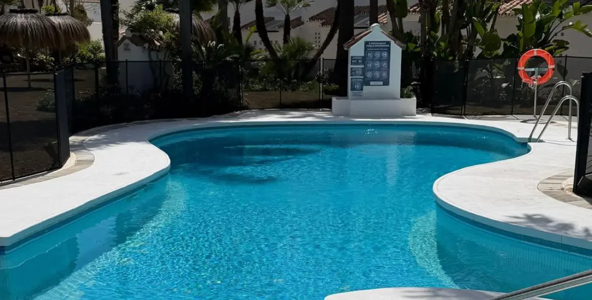 Venta de apartamento en planta media en Bahía de Marbella 32