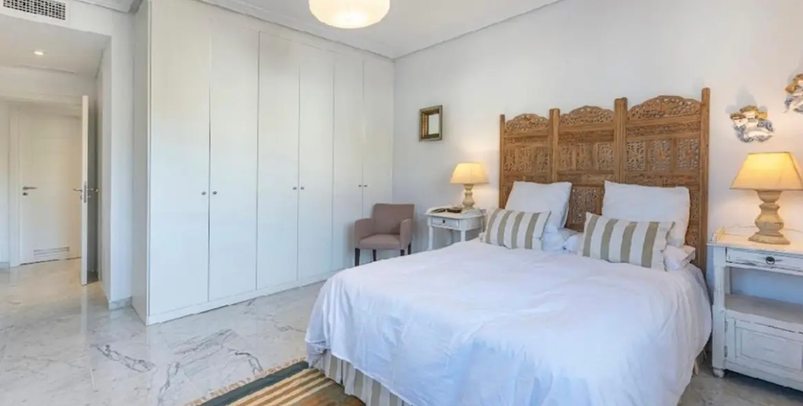 Venta de apartamento en planta media en Bahía de Marbella 46