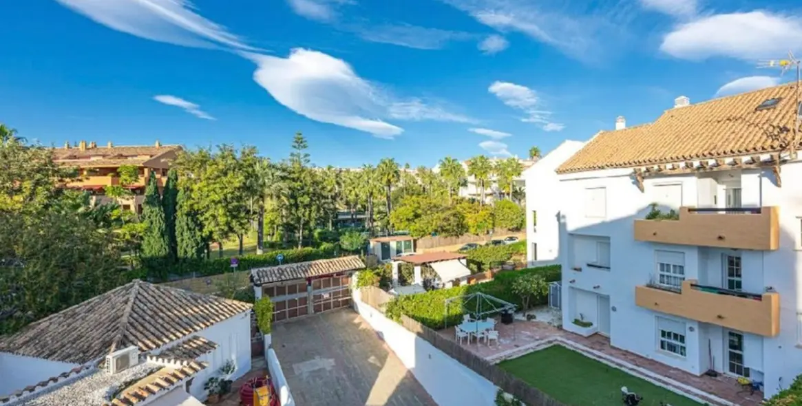 Venta de apartamento en planta media en Bahía de Marbella 48
