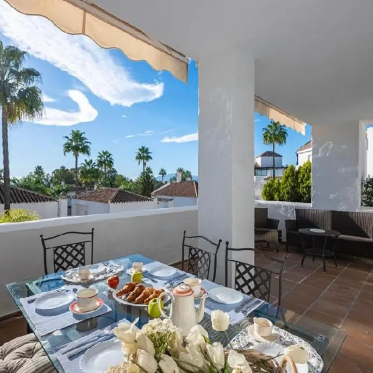 Venta de apartamento en planta media en Bahía de Marbella