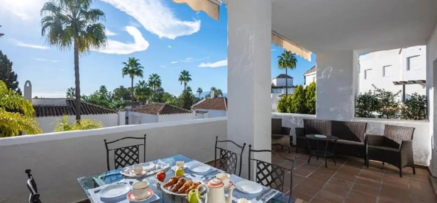 Venta de apartamento en planta media en Bahía de Marbella 0