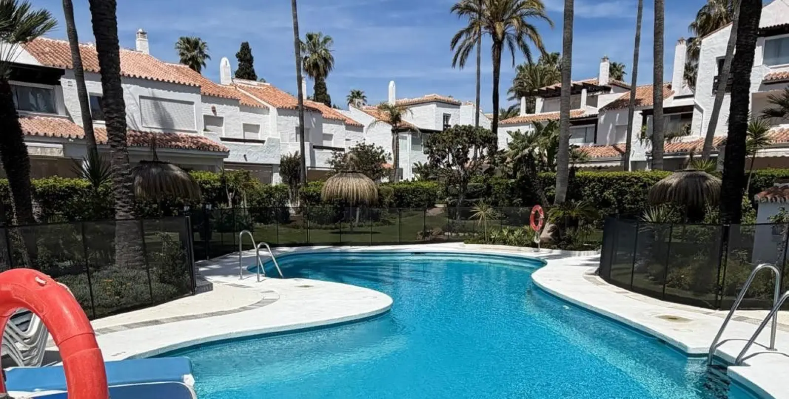 Продажа апартаментов на среднем этаже в Bahía de Marbella 2
