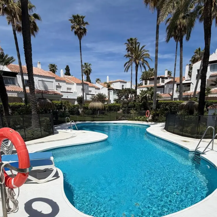 Venta de apartamento en planta media en Bahía de Marbella