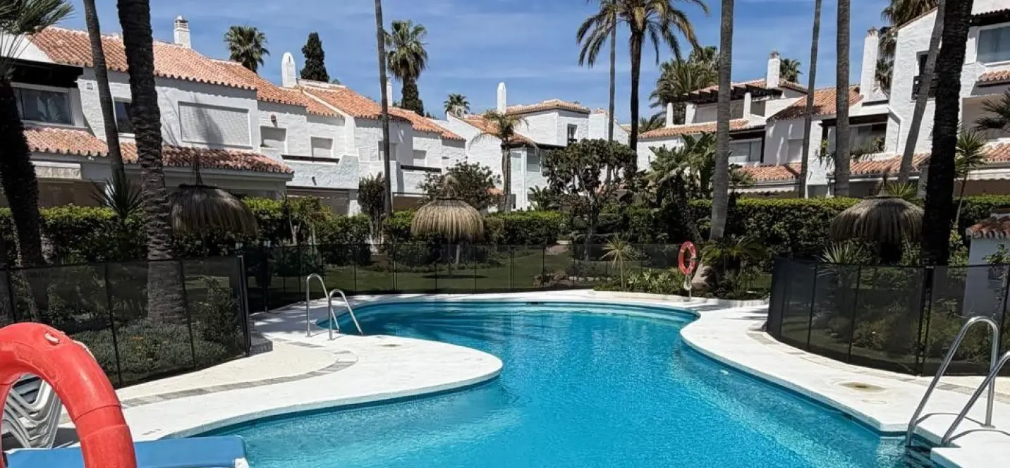 Venta de apartamento en planta media en Bahía de Marbella 1