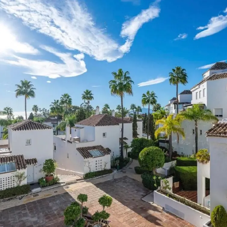 Venta de apartamento en planta media en Bahía de Marbella