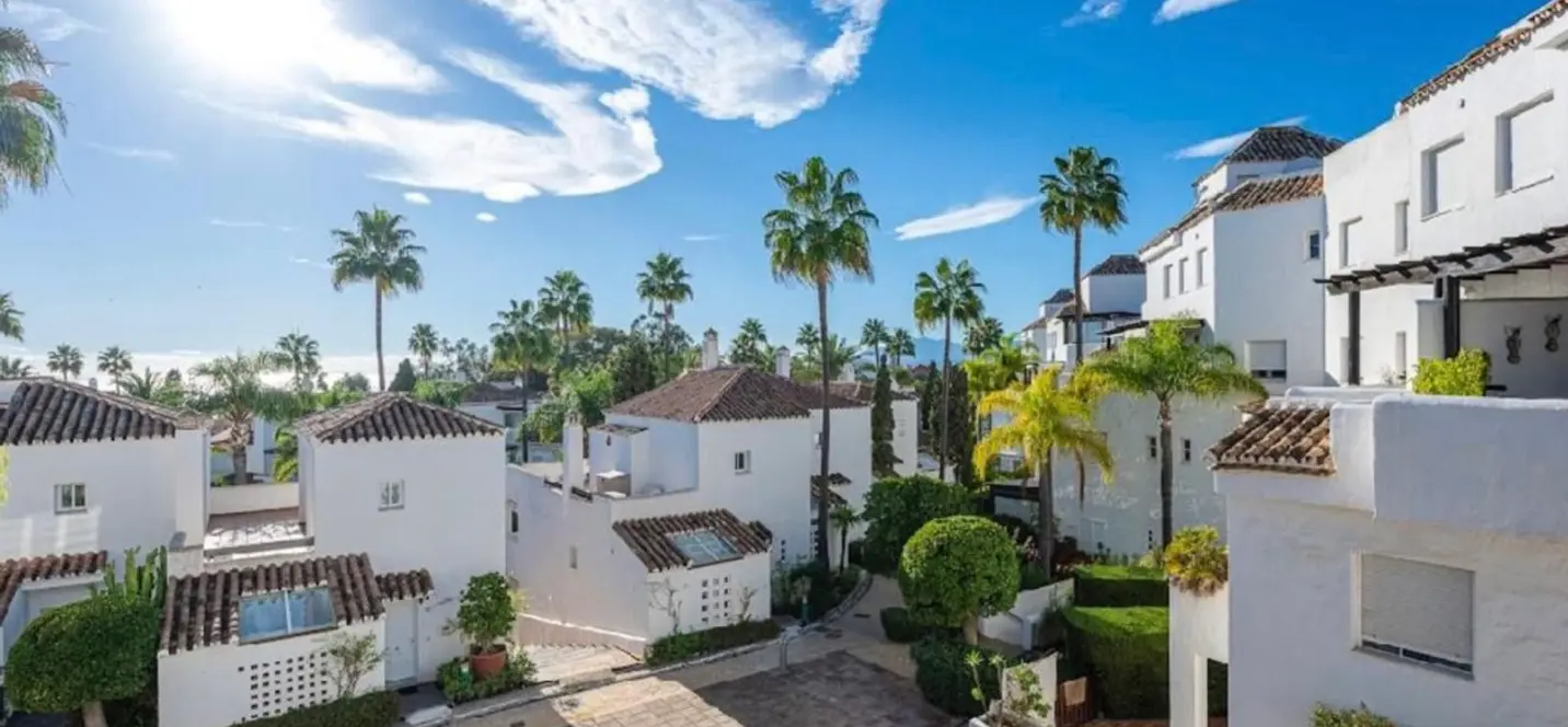 Venta de apartamento en planta media en Bahía de Marbella 2