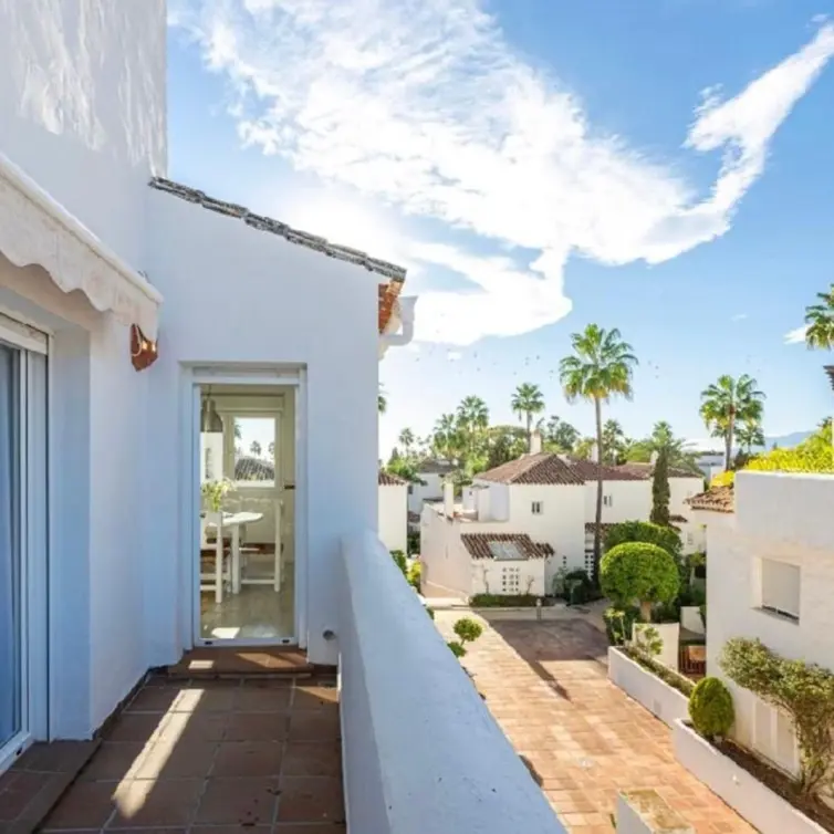Venta de apartamento en planta media en Bahía de Marbella