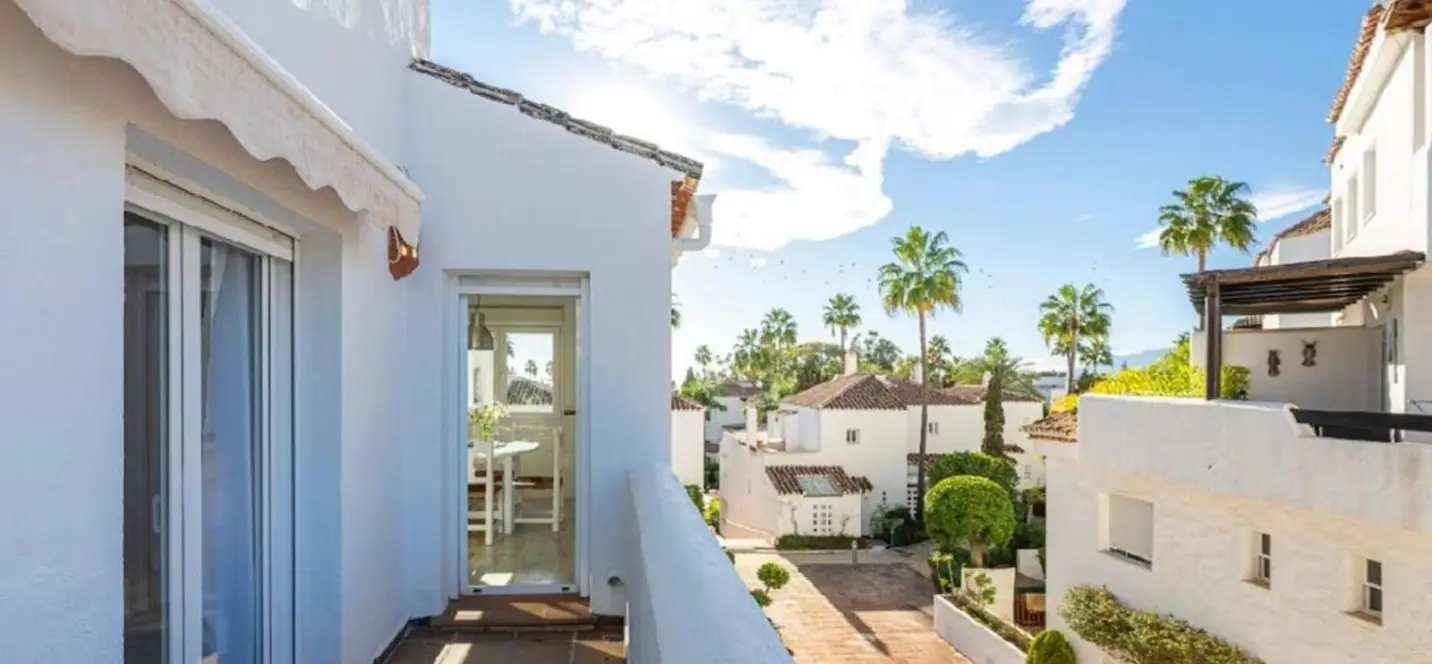 Venta de apartamento en planta media en Bahía de Marbella 3