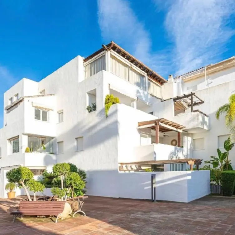 Venta de apartamento en planta media en Bahía de Marbella
