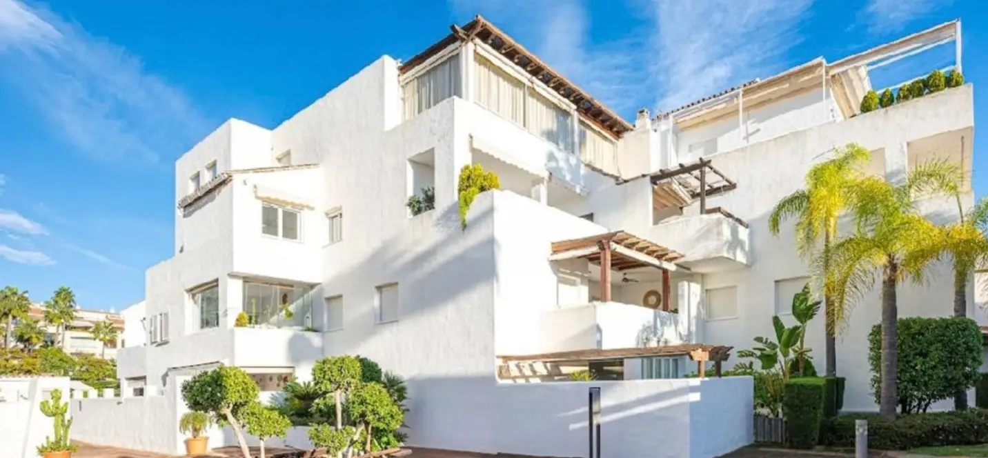Venta de apartamento en planta media en Bahía de Marbella 4