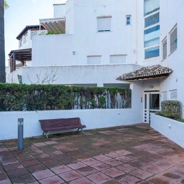 Venta de apartamento en planta media en Bahía de Marbella