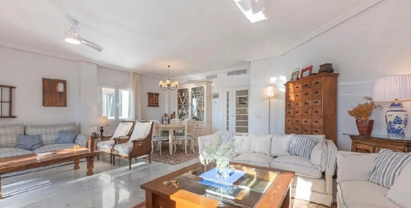 Продажа апартаментов на среднем этаже в Bahía de Marbella 26