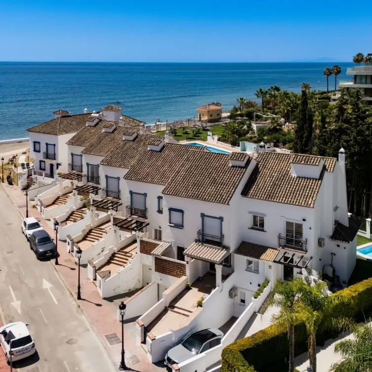 Sale of detached villa in Estepona