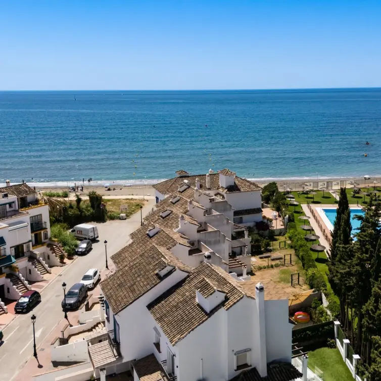 Sale of detached villa in Estepona
