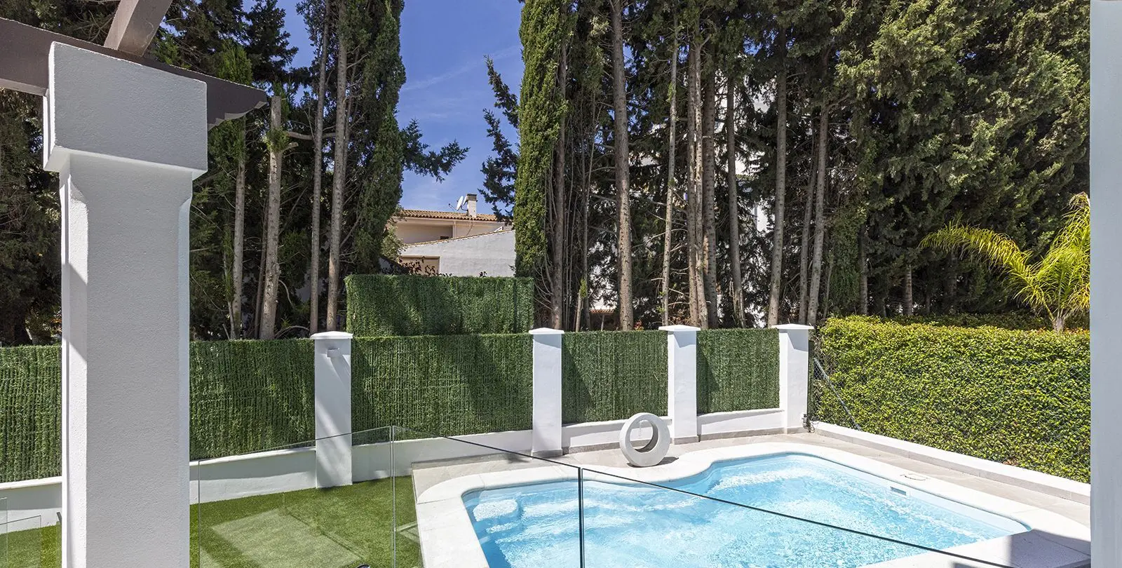 Sale of detached villa in Estepona 9