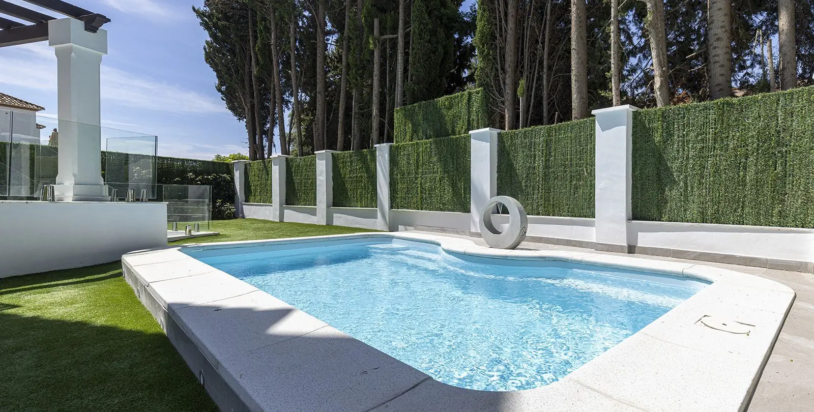 Sale of detached villa in Estepona 10