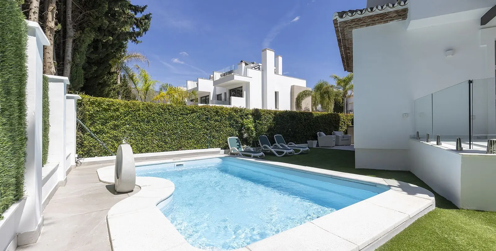 Sale of detached villa in Estepona 15