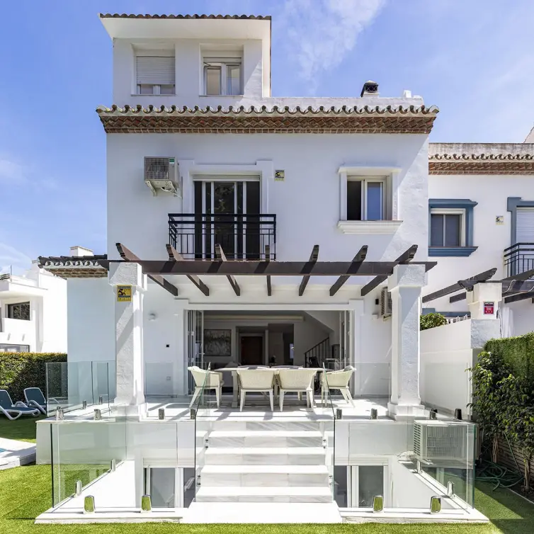 Продажа  отдельно стоящей виллы в Estepona