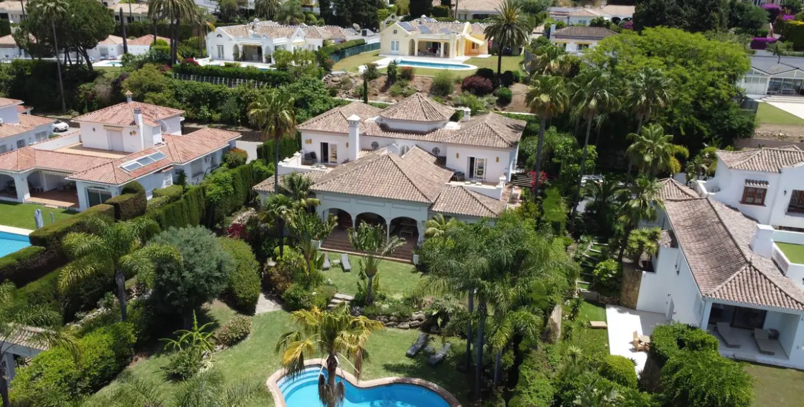 Venta de villa independiente en El Paraiso 1