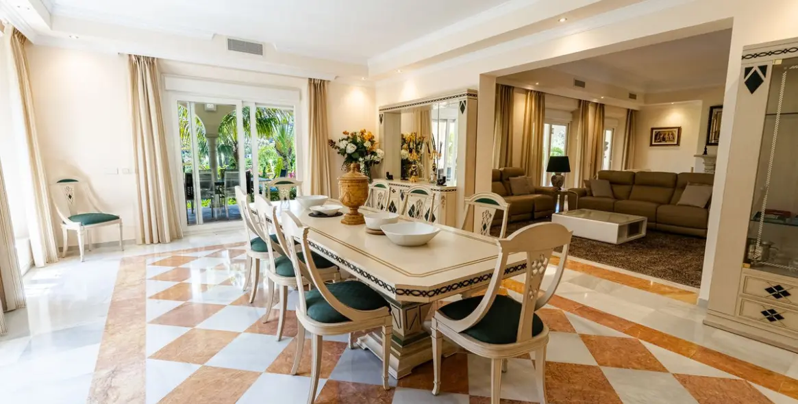 Venta de villa independiente en El Paraiso 11