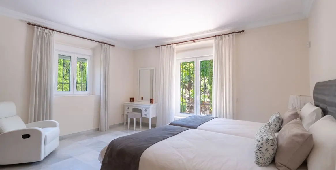 Venta de villa independiente en El Paraiso 14