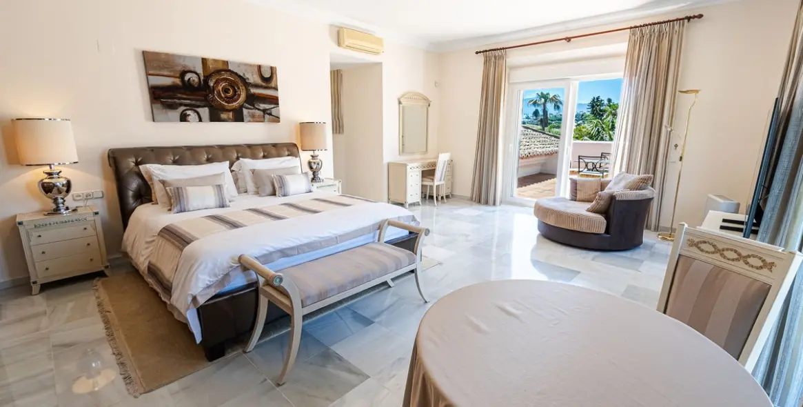 Venta de villa independiente en El Paraiso 17