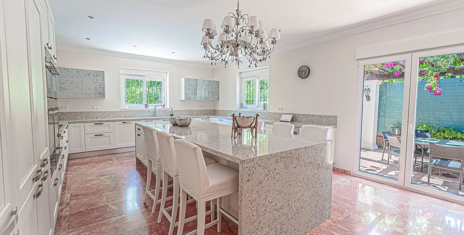 Venta de villa independiente en El Paraiso 6