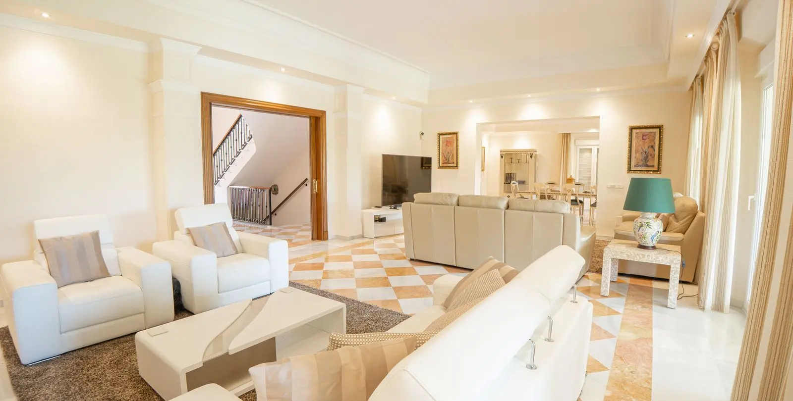 Venta de villa independiente en El Paraiso 9