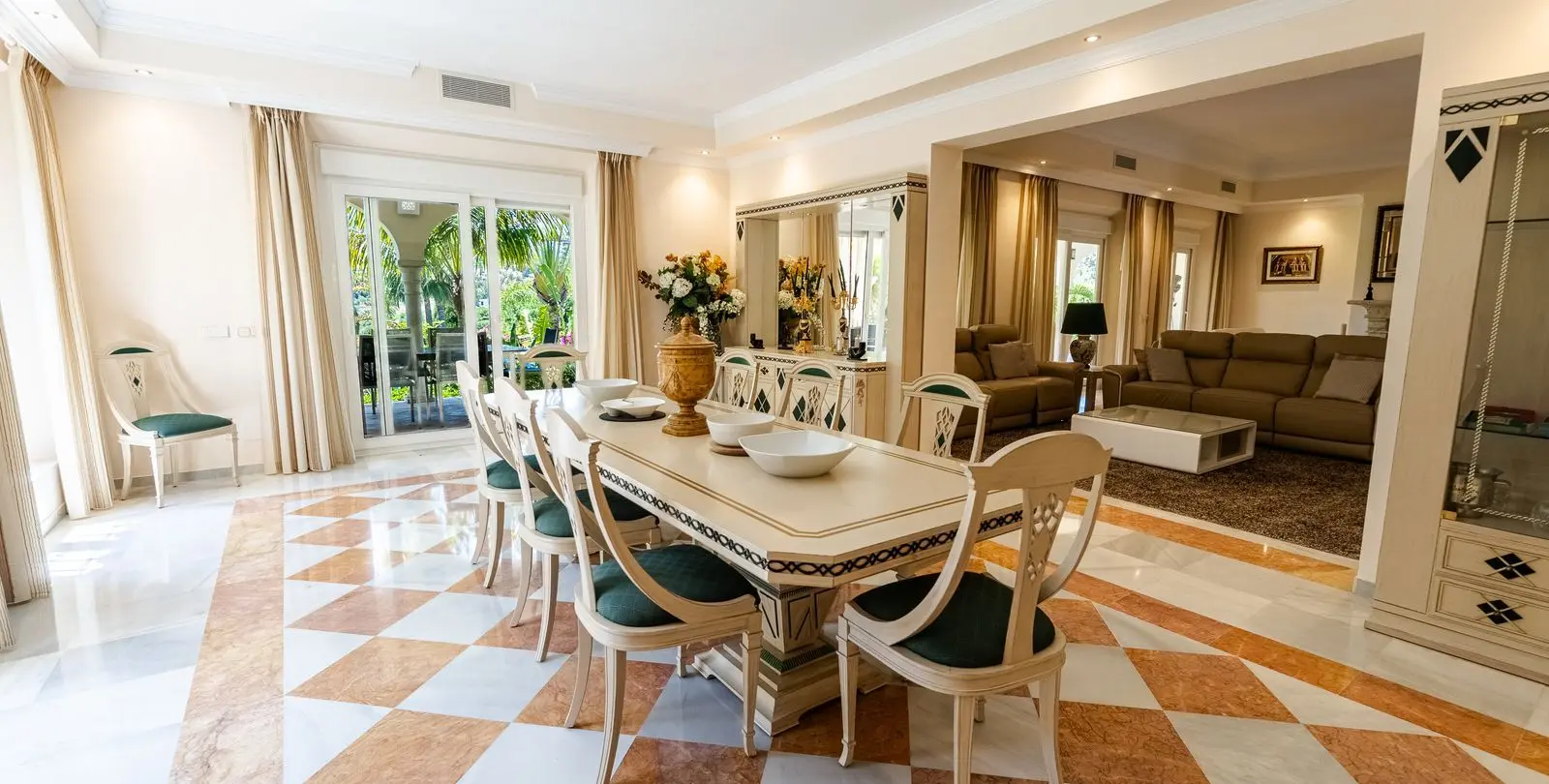 Venta de villa independiente en El Paraiso 12