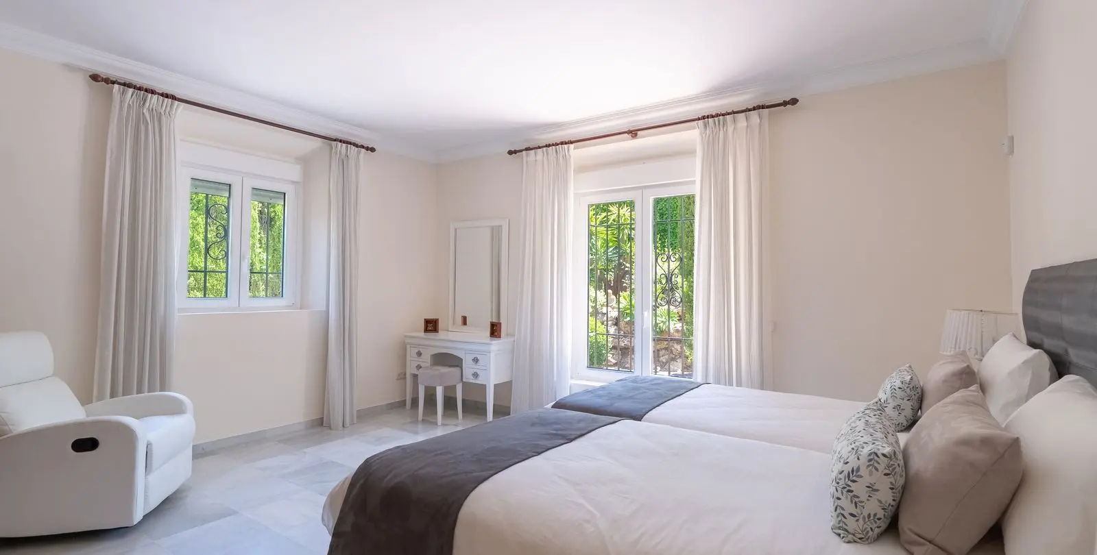 Venta de villa independiente en El Paraiso 15
